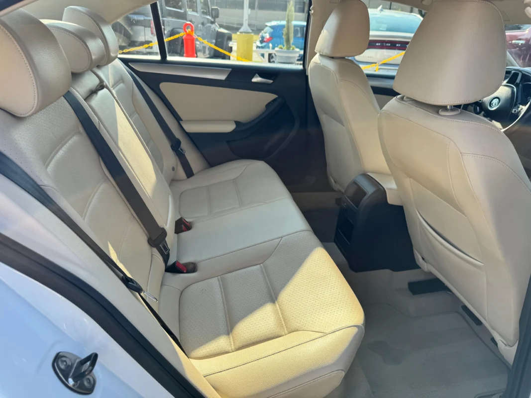 
								Volkswagen Jetta SE Sedan 1.8L Turbo full									