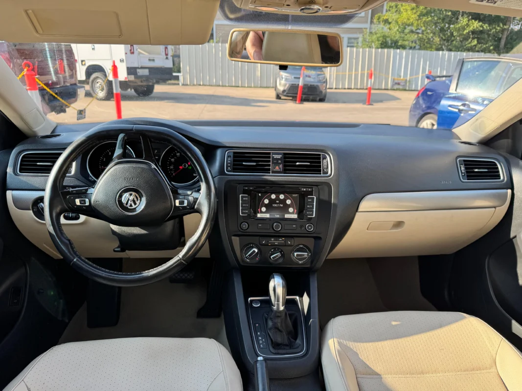 
								Volkswagen Jetta SE Sedan 1.8L Turbo full									