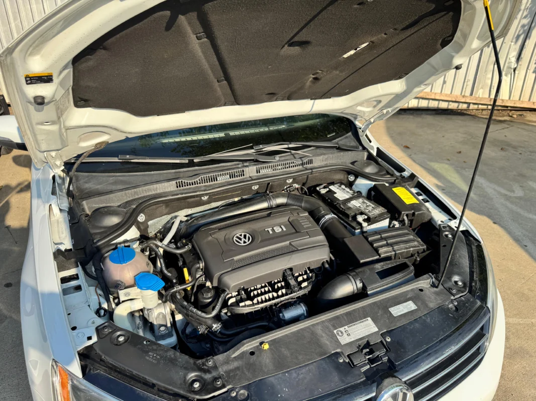 
								Volkswagen Jetta SE Sedan 1.8L Turbo full									